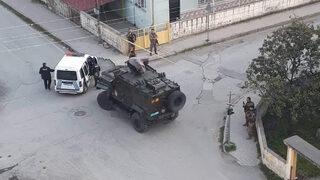 Polisten kaçarken yola el bombası attılar