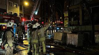 Beylikdüzü'ndeki iş yerinde yangın! Alevlere teslim oldu