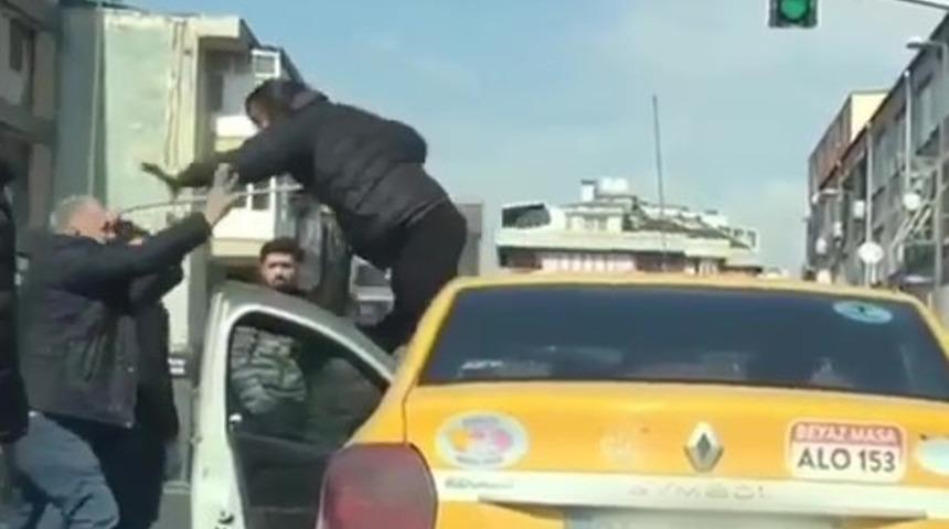 Kadıköy'de yol ortasında pes dedirten anlar! Uçan tekmeler havada uçuştu