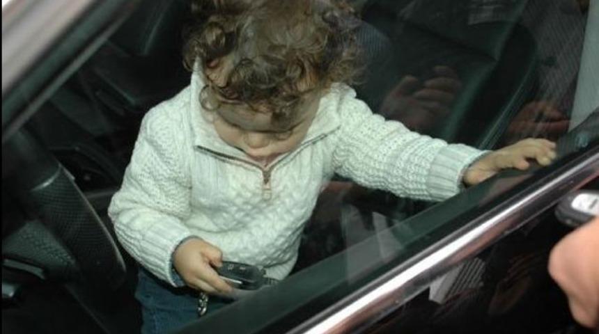 Otomobile kilitli kalan minik Mete, kendi çabasıyla kurtuldu