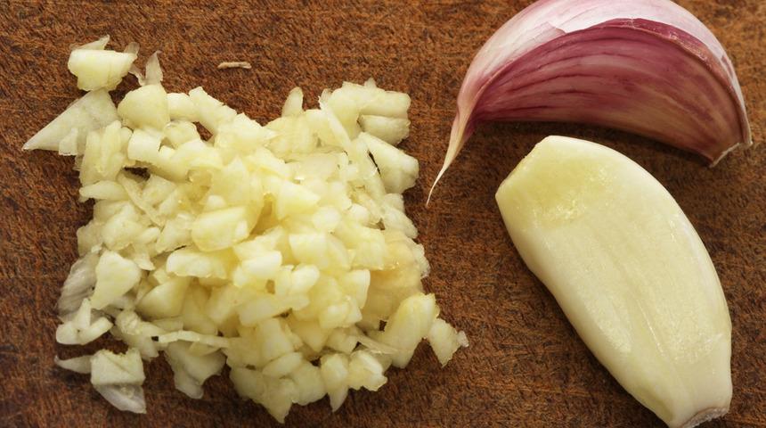 Sarımsağa sakın bunu yapmayın! Doğal antibiyotik bakteri yuvasına dönüşür