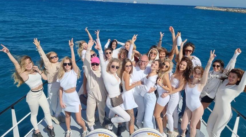 Rus ve Ukraynalı modellerle teknesinde mahsur kaldı! Ülkeleri savaşıyor, onlar hala tatil yapıyor