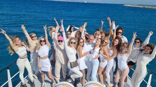 Rus ve Ukraynalı modellerle teknesinde mahsur kaldı! Ülkeleri savaşıyor, onlar hala tatil yapıyor