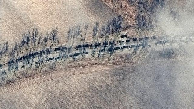 Maxar uydu görüntülerine göre Ukrayna'nın başkenti Kiev'e yaklaşan uzun bir Rus askeri araç konvoyu.