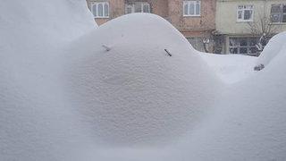 Karadeniz kara teslim! Köy yolları da evlerin girişi kapandı, araçlar kar altında kaldı
