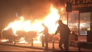 Ataşehir'de korku dolu anlar! Alev topuna dönen taksi kendiliğinden hareket etti