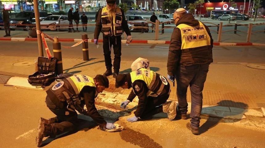 İsrail'de bir alışveriş merkezi yakınında bıçak ve araçla yapılan saldırıda 4 kişi öldürüldü