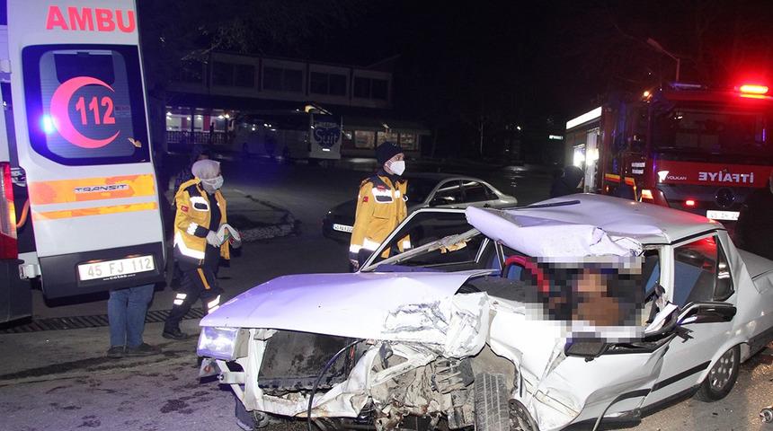 Manisa'da korkunç kaza! Otomobilinde sıkışarak can verdi