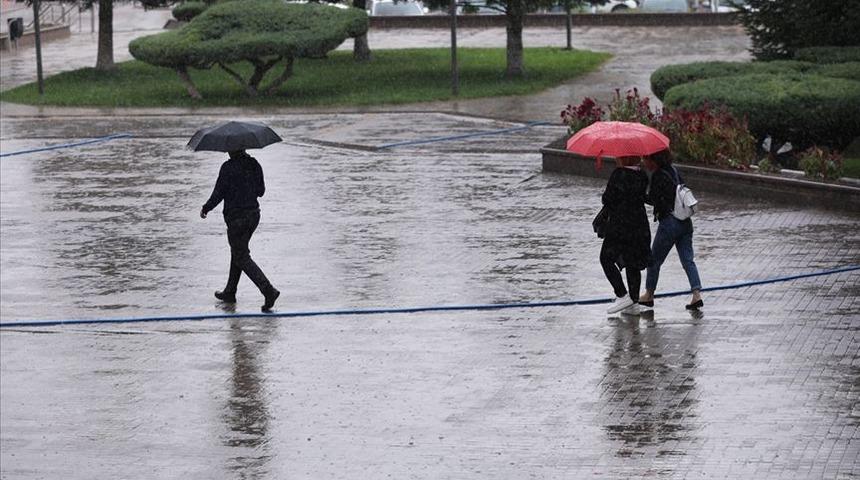 Sarıkamış’ta sağanak yağmur: Caddeler göle döndü