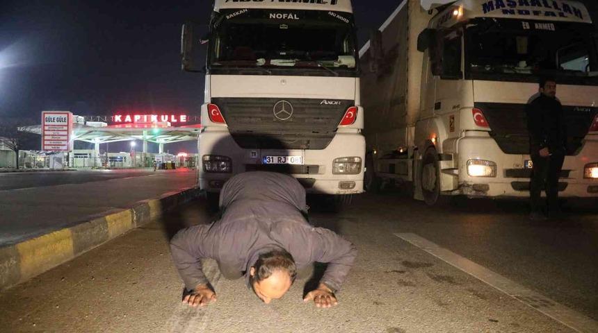 Dehşeti yaşadılar... Ukrayna'da mahsur kalan TIR şoförü gelir gelmez toprağı öptü