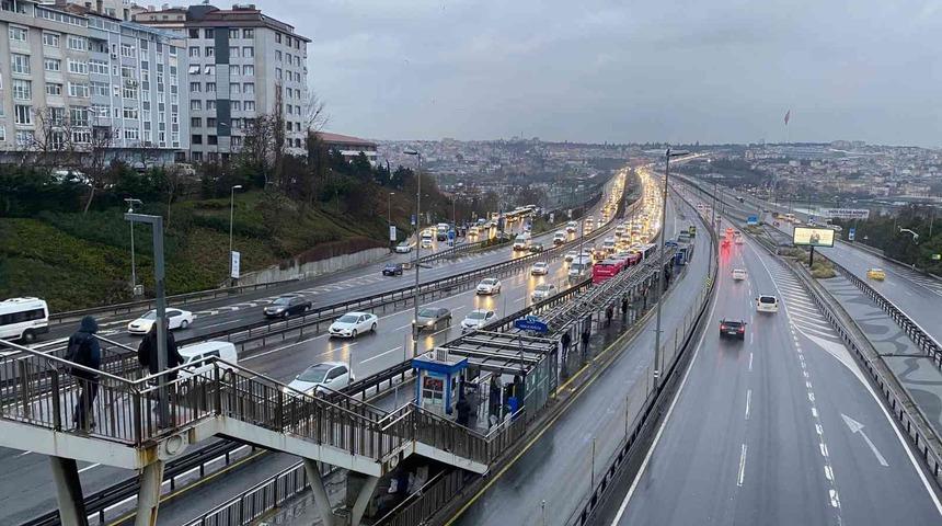 İstanbul güne yağmurla uyandı, trafik yoğunluğu artıyor