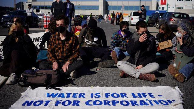 Aktivistler yeni açılan fabrika önünde eylem yaptı