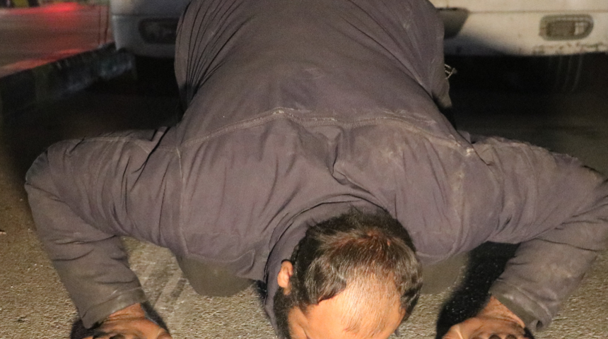 TIR şoförü, Türkiye’ye gelir gelmez toprağı öptü, diz çöküp dua etti: Haftalarca TIR altında saklandık