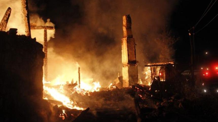 Karab&uuml;k'te televizyon patladı 4 ev k&uuml;l oldu