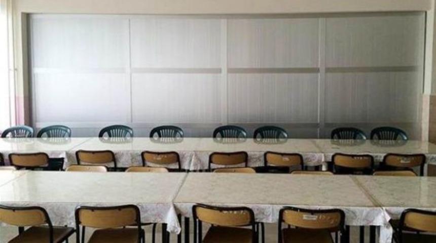 Öğrenci yemekhanesi bu kez paravanla ayrıldı