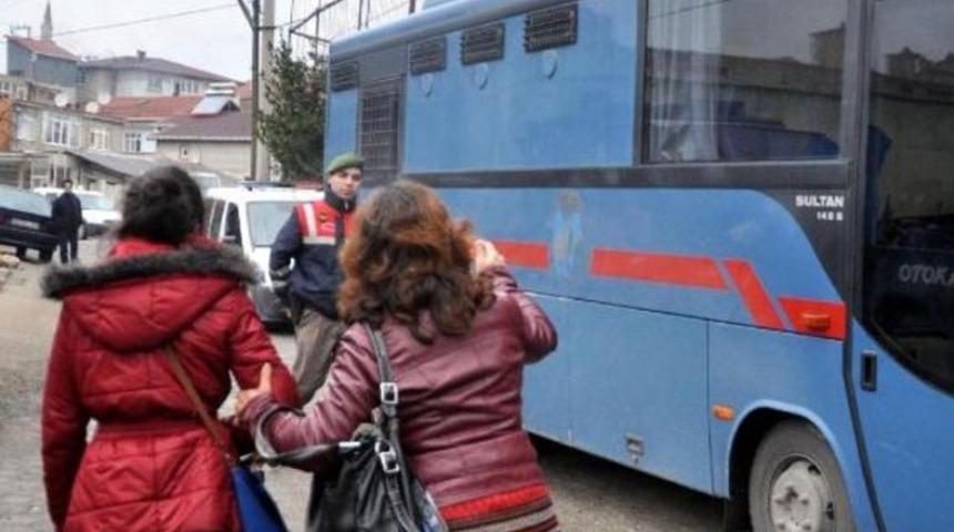 Kızını &ouml;ld&uuml;ren eşine tepki g&ouml;sterdi: Nasıl kıydın ona