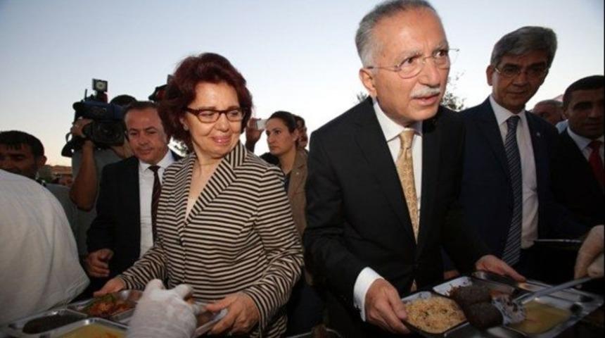 Gaziantep'te Ekmeleddin İhsanoğlu'nun iftar men&uuml;s&uuml;