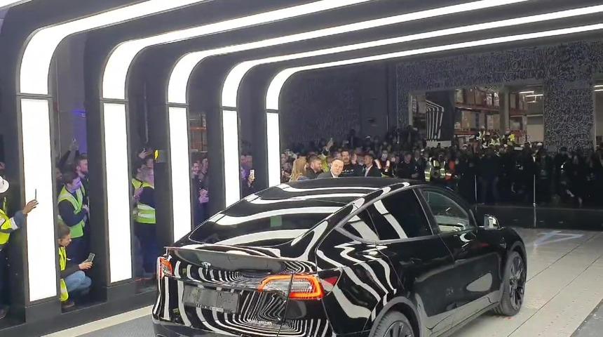 Elon Musk'ı hiç böyle görmediniz! Dans ettiği anlar sosyal medyayı salladı