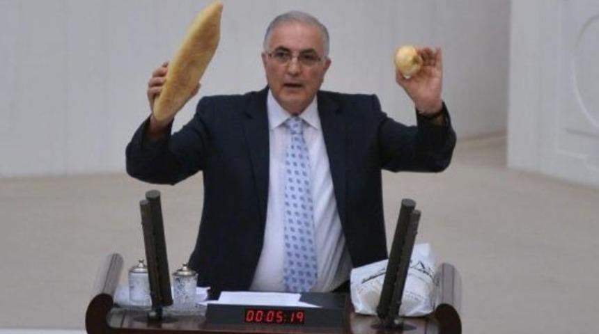 CHP'li vekil kuru soğan ve ekmekle kürsüye çıktı