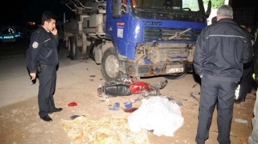 Beton mikseri motosikletle &ccedil;arpıştı: 2 &ouml;l&uuml;