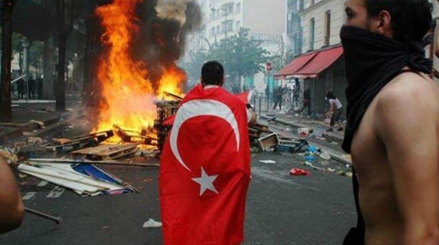 Davutoğlu'ndan Kerry&rsquo;e &ldquo;D&uuml;nyada toplumsal patlama&rdquo; uyarısı