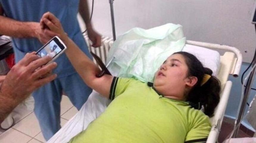 Kapı kolu, dirseğine saplandı