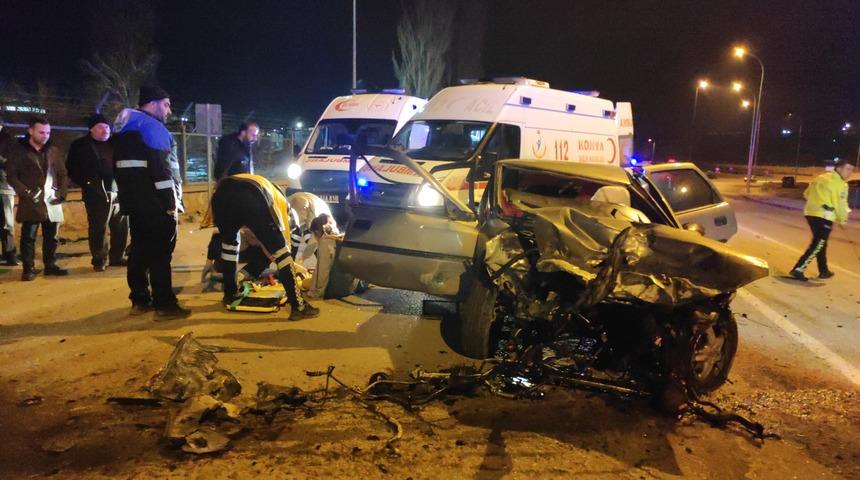 Konya'da iki otomobil çarpıştı: 1'i ağır 7 yaralı