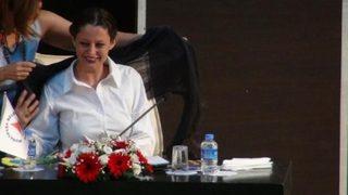 Şafak Pavey Antalya'da üşüdü