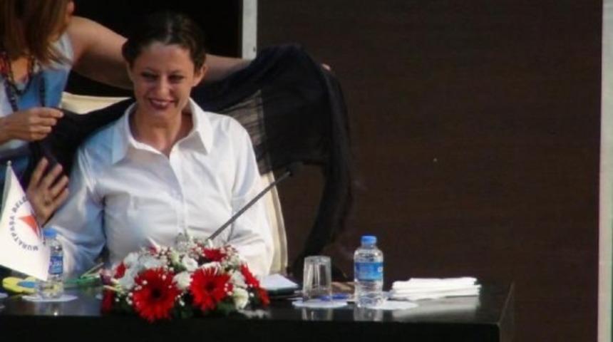 Şafak Pavey Antalya'da üşüdü