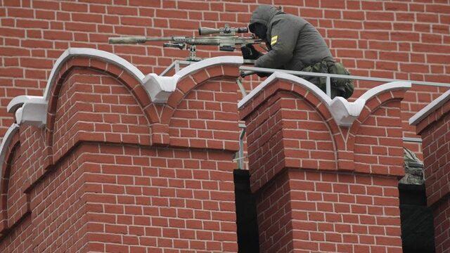 Moskova'nın merkezinde, Kremlin'in duvarları üzerindeki bir keskin nişancı.
