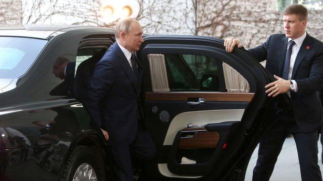 Vladimir Putin aracından inerken.