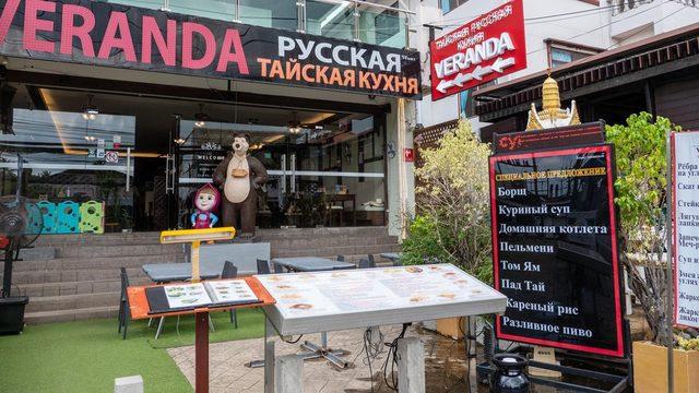 Ukrayna daki işgal yüzünden binlerce Rus ve Ukraynalı turist Tayland da mahsur kaldı 2