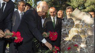 Bahçeli, namaz sonrası Türkeş'in mezarını ziyaret etti