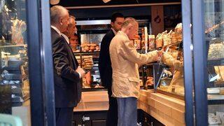 İhsanoğlu, bayram namazının ardından fırından ekmek aldı