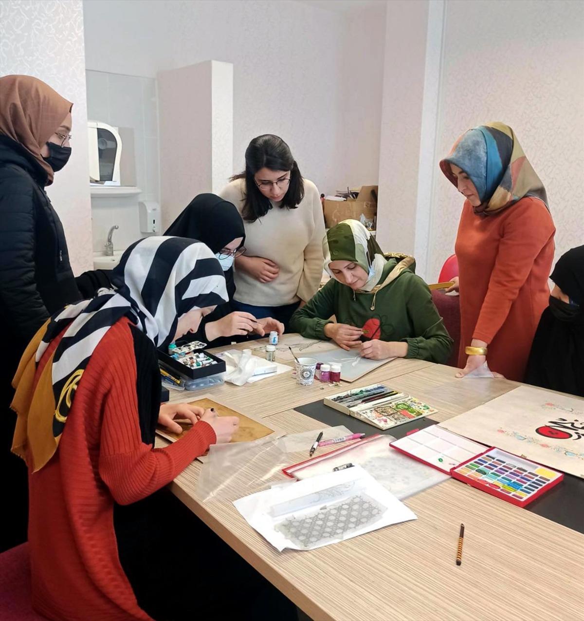 Edebiyat &ouml;ğretmeni, g&ouml;n&uuml;l verdiği hat ve tezhibi gen&ccedil;lere &ouml;ğretiyor
