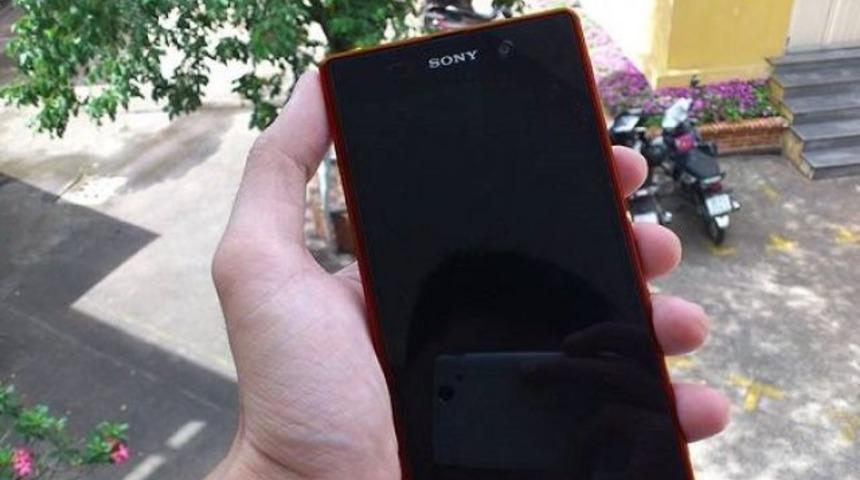 Kırmızı Sony Xperia g&ouml;r&uuml;ld&uuml;