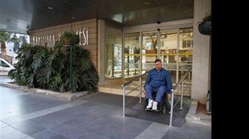 Karşıyaka Belediyesi'ne 'Kırmızı Bayrak'