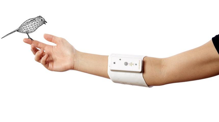 Hayatın değerli olduğunu fark etti, metaverse bilekliği tasarladı! Takıldığında can yakacak