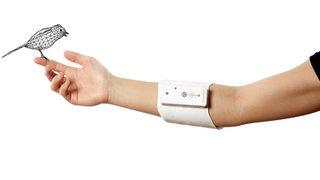 Hayatın değerli olduğunu fark etti, metaverse bilekliği tasarladı! Takıldığında can yakacak