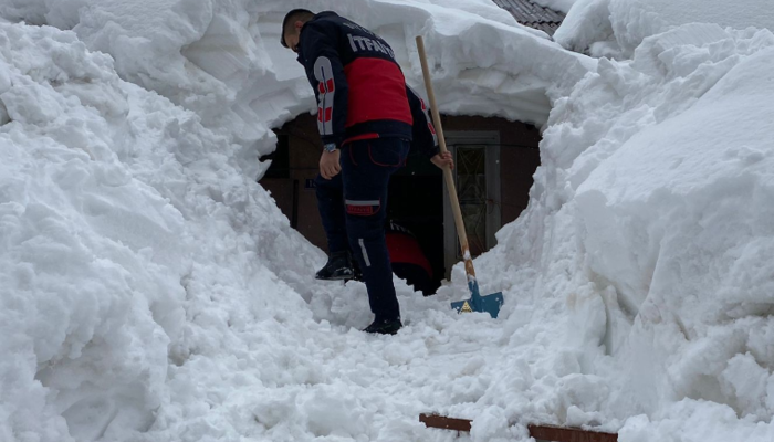 Bitlis'te kar evi yuttu! Mahsur kalan ailenin imdadına itfaiye yetişti