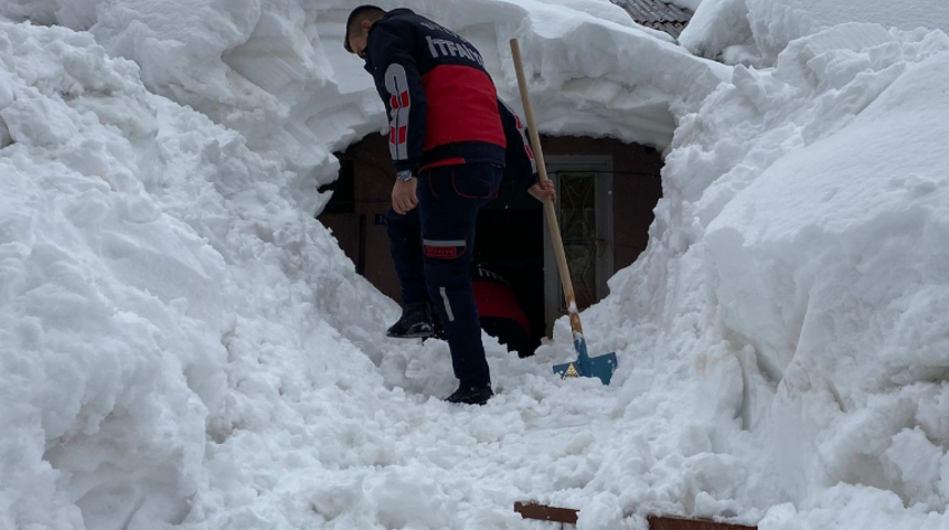 Bitlis'te kar evi yuttu! Mahsur kalan ailenin imdadına itfaiye yetişti