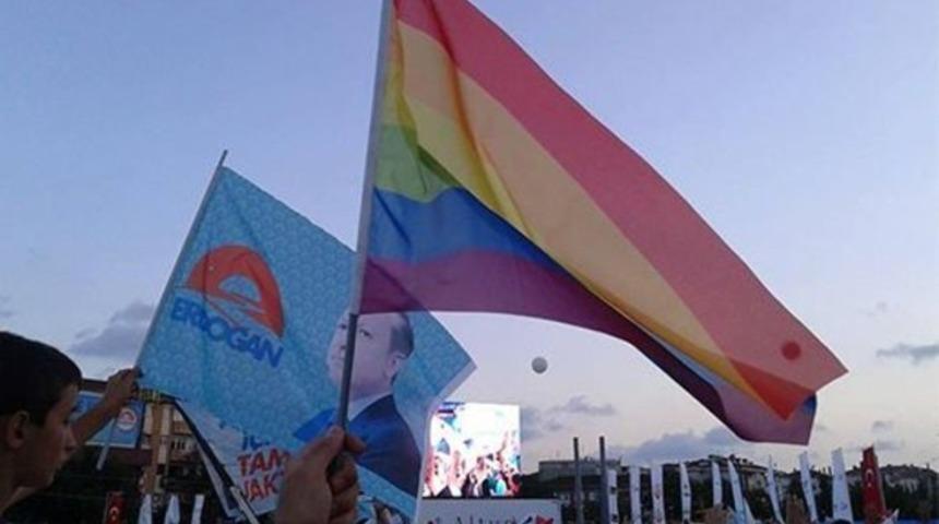 AKP'li eşcinseller Erdoğan'ın önünde bayrak açtı