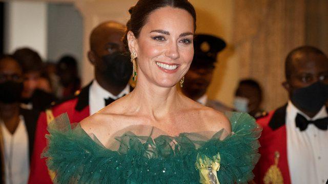 Yeşil elbisesinin içinde ışıl ışıl! Kate bir zümrüt gibi…