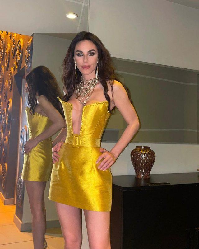 Defne Samyeli'nin sırt ve göğüs dekoltesi Instagram'ı yaktı geçti! 