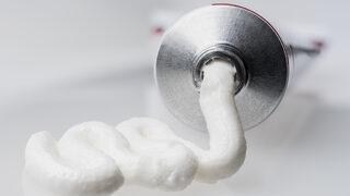 Sivilcelere iyi geliyor, ciltteki lekeleri temizliyor! İşte diş macununun 7 farklı kullanım alanı...