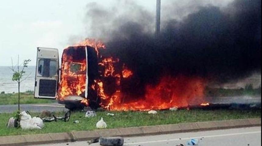 Otomobille minübüs çarpıştı: 2’si ağır 12 yaralı