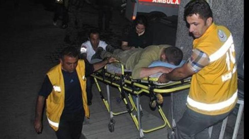 Ka&ccedil;ak&ccedil;ılar taşla saldırdı: 7 asker yaralı