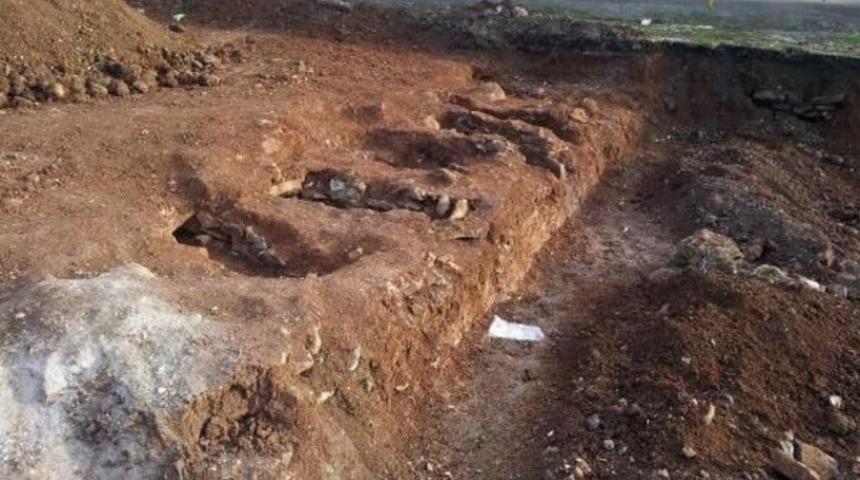 Kışlada 6 mezar ve insan kemikleri bulundu