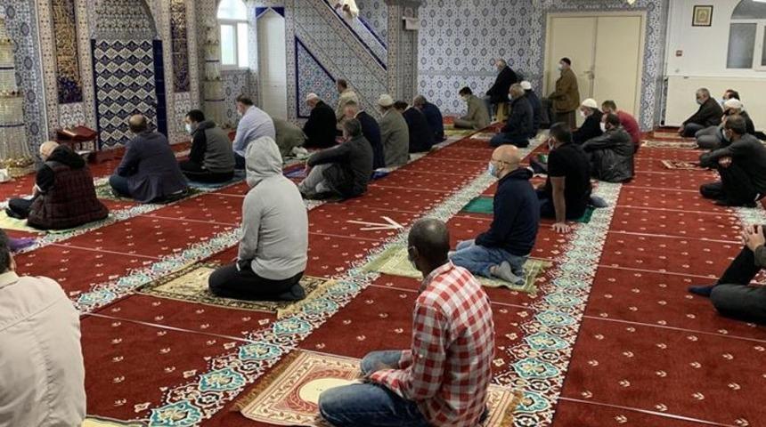 Cuma namazı nasıl kılınır? Cuma namazı kaç rekat? Diyanet adım adım cuma namazı kılınışı!