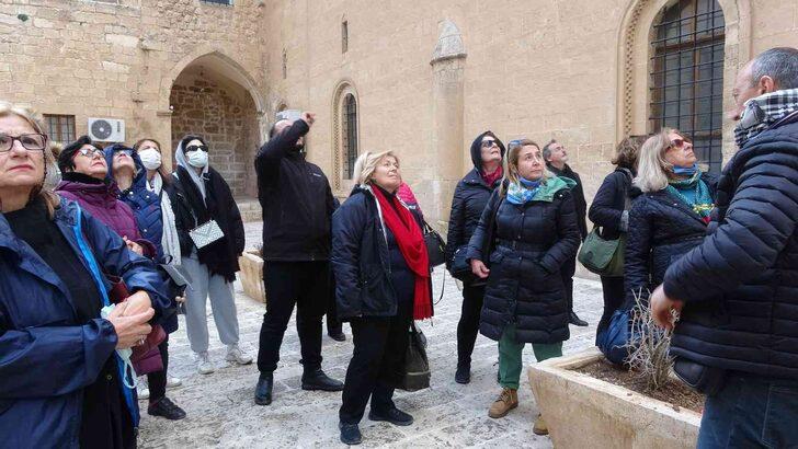 Turistler soğuk havalara aldırmadan Mardin’e akın etti! Ziyaretçilerle dolup taştı G4